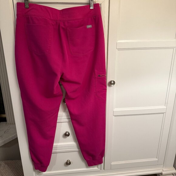 FIGS Raspberry Limited Color Zamora 2.0 Jogger MED/REG and Rafaela Scrub Top SM - Picture 4 of 5